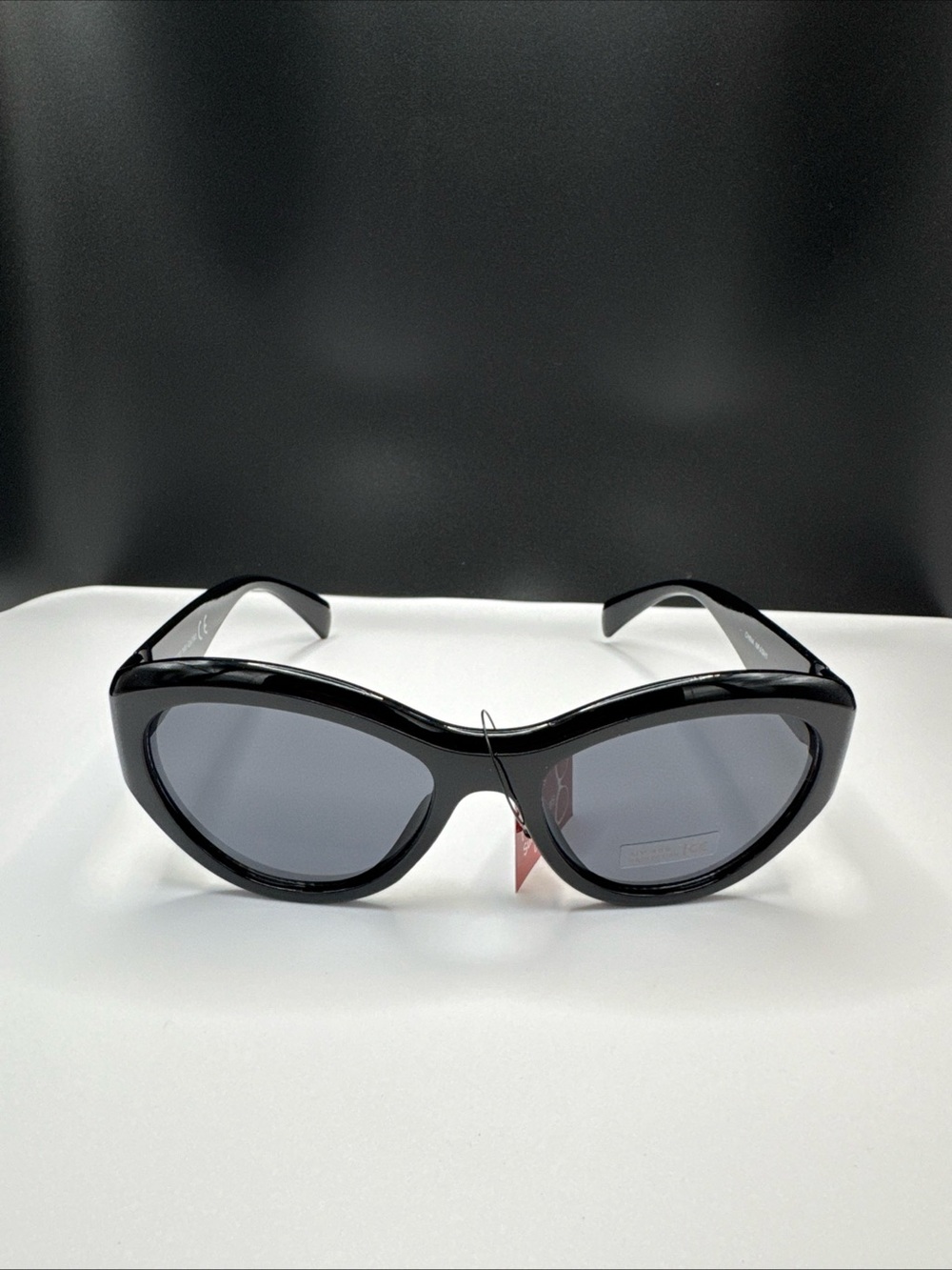 Black Women's Fashion Sunglasses - Sleek Cat-Eye Style